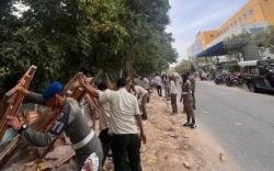 Satpol PP Pekanbaru Bongkar Lapak PKL di Depan RS Prima